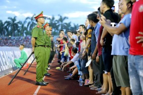 Vietnam football fans throw caution to the wind, disrupt game Vietnam football fans throw caution to the wind, disrupt game