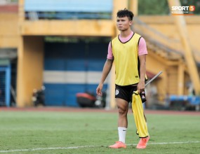 VIDEO: Quang Hai becoming a reluctant lineman, playing with self-made tool VIDEO: Quang Hai becoming a reluctant lineman, playing with self-made tool