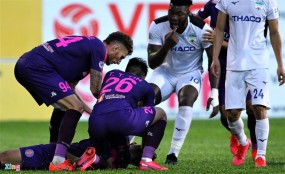 Tan Tai almost bit his tongue after colliding with 2 HAGL players Tan Tai almost bit his tongue after colliding with 2 HAGL players