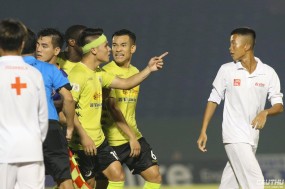 Should Quang Hai be criticized for poiting at a boy face carrying a stretcher? Should Quang Hai be criticized for poiting at a boy face carrying a stretcher?