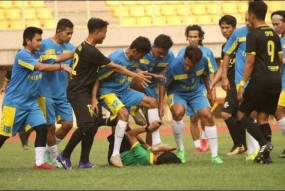 The Indonesian player assaulted the referee right in the match The Indonesian player assaulted the referee right in the match