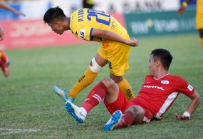 Que Ngoc Hai suffered a rolled ankle injury Que Ngoc Hai suffered a rolled ankle injury