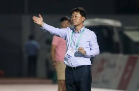 Coach Chung Hae-seong stuck in Vietnam Coach Chung Hae-seong stuck in Vietnam