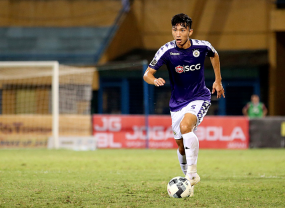 Coach Chu Dinh Nghiem gives new responsibility to Doan Van Hau Coach Chu Dinh Nghiem gives new responsibility to Doan Van Hau