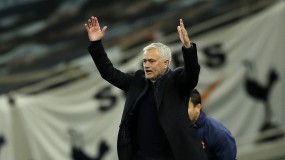 Mourinho: 'Tôi chỉ muốn đuổi 11 cầu thủ khỏi sân ở hiệp 1' Mourinho: 'Tôi chỉ muốn đuổi 11 cầu thủ khỏi sân ở hiệp 1'