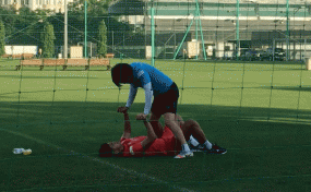 VIDEO: Bác sĩ Choi thực hiện bài tập 'lạ' cùng cầu thủ U22 Việt Nam VIDEO: Bác sĩ Choi thực hiện bài tập 'lạ' cùng cầu thủ U22 Việt Nam