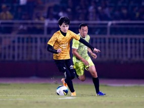 Thắng áp đảo đội Quang Hải, Jack trao tặng 250 triệu đồng ủng hộ miền Trung Thắng áp đảo đội Quang Hải, Jack trao tặng 250 triệu đồng ủng hộ miền Trung