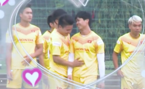 VIDEO: Quang Hải 'tình tứ', ôm eo Công Phượng cười tít mắt trong lúc tập luyện tại ĐTVN VIDEO: Quang Hải 'tình tứ', ôm eo Công Phượng cười tít mắt trong lúc tập luyện tại ĐTVN