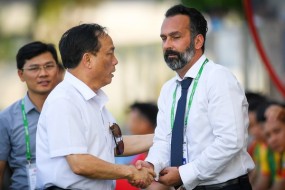 Cựu HLV Thanh Hoá: 'Tôi đã gặp vị chủ tịch tệ nhất trong sự nghiệp, hãy quên Việt Nam đi' Cựu HLV Thanh Hoá: 'Tôi đã gặp vị chủ tịch tệ nhất trong sự nghiệp, hãy quên Việt Nam đi'
