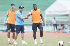 Vua phá lưới 2020 của Hà Nội phải học lại cách sút bóng ở Bình Định FC Vua phá lưới 2020 của Hà Nội phải học lại cách sút bóng ở Bình Định FC