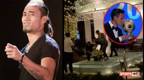 VIDEO: Được Văn Quyết tặng hoa, ca sĩ Anh Khoa bất ngờ gặp sự cố xấu hổ VIDEO: Được Văn Quyết tặng hoa, ca sĩ Anh Khoa bất ngờ gặp sự cố xấu hổ