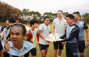 Bầu Đức thẳng tay loại Kiatisuk khỏi danh sách HLV hay nhất V-League Bầu Đức thẳng tay loại Kiatisuk khỏi danh sách HLV hay nhất V-League