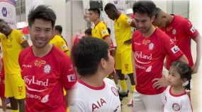 VIDEO: Lee Nguyễn có hành động thân thiện với từng cầu thủ trong đường hầm trên sân Thống Nhất VIDEO: Lee Nguyễn có hành động thân thiện với từng cầu thủ trong đường hầm trên sân Thống Nhất