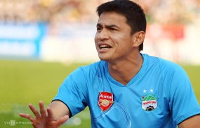 Cựu tuyển thủ Quốc Vượng chỉ ra vướng mắc của Kiatisuk tại HAGL Cựu tuyển thủ Quốc Vượng chỉ ra vướng mắc của Kiatisuk tại HAGL