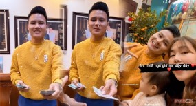 Quang Hải chơi trội, cầm sấp tiền mặt 500 nghìn mừng tuổi con cháu Quang Hải chơi trội, cầm sấp tiền mặt 500 nghìn mừng tuổi con cháu