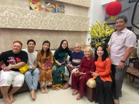 Công Phượng cùng vợ chúc tết gia đình nhà ngoại: Viên Minh xinh đẹp rạng ngời trong tà áo dài Công Phượng cùng vợ chúc tết gia đình nhà ngoại: Viên Minh xinh đẹp rạng ngời trong tà áo dài