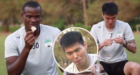 Ngoại binh HAGL nhăn mặt với 3 món ăn vặt Tết truyền thống của Việt Nam Ngoại binh HAGL nhăn mặt với 3 món ăn vặt Tết truyền thống của Việt Nam