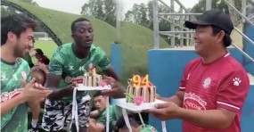 VIDEO: Lee Nguyễn, Diakite 'troll' trợ lý HLV trong ngày sinh nhật VIDEO: Lee Nguyễn, Diakite 'troll' trợ lý HLV trong ngày sinh nhật
