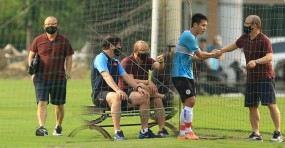 HLV Park 'đột kích' buổi tập riêng của Hà Nội FC, trao đổi bí mật với Quả Bóng Vàng 2019 HLV Park 'đột kích' buổi tập riêng của Hà Nội FC, trao đổi bí mật với Quả Bóng Vàng 2019