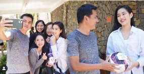 HLV Kiatisuk phấn khích, làm hướng dẫn viên cho Hoa hậu Việt Nam Đỗ Thị Hà thăm lò HAGL HLV Kiatisuk phấn khích, làm hướng dẫn viên cho Hoa hậu Việt Nam Đỗ Thị Hà thăm lò HAGL