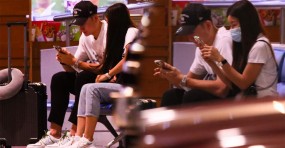 Đặng Văn Lâm lần đầu công khai bạn gái, Yến Xuân bịn rịn trước khi chia xa Đặng Văn Lâm lần đầu công khai bạn gái, Yến Xuân bịn rịn trước khi chia xa