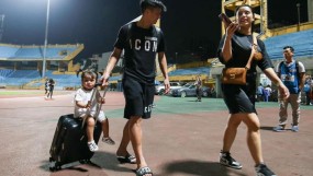 VIDEO: Con gái Bùi Tiến Dũng biểu cảm đáng yêu khi ngồi trên vali kéo của bố VIDEO: Con gái Bùi Tiến Dũng biểu cảm đáng yêu khi ngồi trên vali kéo của bố