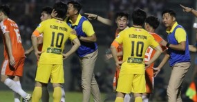 VIDEO: 'Siêu điệp viên' Công Phượng trình diễn kĩ năng nghe lén bị HLV Đà Nẵng bắt sống VIDEO: 'Siêu điệp viên' Công Phượng trình diễn kĩ năng nghe lén bị HLV Đà Nẵng bắt sống