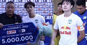 Vừa nhận giải cầu thủ xuất sắc nhất, Văn Toàn bất ngờ được HLV Kiatisuk tặng món quà sinh nhật cực ý nghĩa Vừa nhận giải cầu thủ xuất sắc nhất, Văn Toàn bất ngờ được HLV Kiatisuk tặng món quà sinh nhật cực ý nghĩa