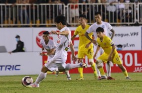 Nam Định bức xúc vì HAGL hưởng penalty, cựu còi vàng lên tiếng khẳng định trọng tài rất bản lĩnh mới dám thổi Nam Định bức xúc vì HAGL hưởng penalty, cựu còi vàng lên tiếng khẳng định trọng tài rất bản lĩnh mới dám thổi