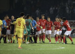 CLB TP.HCM: 'VFF phạt mà không có bằng chứng, trọng tài vu khống?' CLB TP.HCM: 'VFF phạt mà không có bằng chứng, trọng tài vu khống?'
