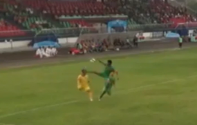 VIDEO: Tiền bạo Bình Phước đi đường quyền thẳng mặt đối thủ, CĐV bức xúc vì trọng tài chỉ phạt thẻ vàng VIDEO: Tiền bạo Bình Phước đi đường quyền thẳng mặt đối thủ, CĐV bức xúc vì trọng tài chỉ phạt thẻ vàng