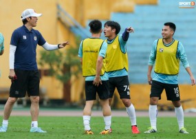 Cầu thủ Hà Nội FC cãi nhau với thầy Park trong buổi tập vì một trò chơi với bóng Cầu thủ Hà Nội FC cãi nhau với thầy Park trong buổi tập vì một trò chơi với bóng