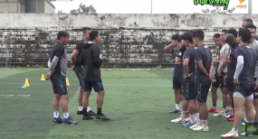 HAGL gặp muôn vàn khó khăn khi tập luyện tại Thanh Hoá, HLV Kiatisuk chỉ biết cười trừ HAGL gặp muôn vàn khó khăn khi tập luyện tại Thanh Hoá, HLV Kiatisuk chỉ biết cười trừ