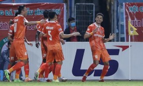 VIDEO: Đánh bại thủ thành Tấn Trường, Bình Định mở tỉ số khiến Hà Nội lao đao VIDEO: Đánh bại thủ thành Tấn Trường, Bình Định mở tỉ số khiến Hà Nội lao đao