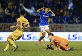 HLV Quảng Ninh: 'Nam Định chơi câu giờ cũng là điều bình thường của V League' HLV Quảng Ninh: 'Nam Định chơi câu giờ cũng là điều bình thường của V League'
