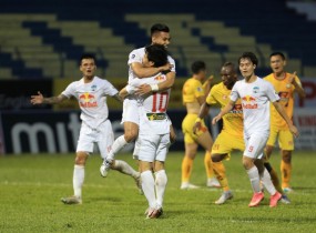 Chuyên gia Đoàn Minh Xương: 'Kiatisak bảo vệ cầu thủ HAGL rất giỏi' Chuyên gia Đoàn Minh Xương: 'Kiatisak bảo vệ cầu thủ HAGL rất giỏi'