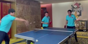 VIDEO: Quang Hải, Tuấn Anh hợp sức đánh bại Công Phượng ở môn bóng bàn VIDEO: Quang Hải, Tuấn Anh hợp sức đánh bại Công Phượng ở môn bóng bàn