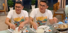 VIDEO: Mặc áo 'con rể', Kiatisuk khoe trình nói tiếng Việt cực sõi như dân nhậu chuyên nghiệp VIDEO: Mặc áo 'con rể', Kiatisuk khoe trình nói tiếng Việt cực sõi như dân nhậu chuyên nghiệp