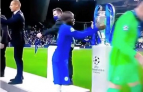 Dù vô địch Champions League, Kante có hành động không ngạo mạn 'đốn tim' triệu fan Dù vô địch Champions League, Kante có hành động không ngạo mạn 'đốn tim' triệu fan