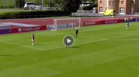 VIDEO: Thủ môn Ajax 'đốt lưới nhà' vụng về khiến NHM nghi bán độ VIDEO: Thủ môn Ajax 'đốt lưới nhà' vụng về khiến NHM nghi bán độ