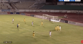 VIDEO: Dàn hậu vệ SLNA bất lực trước pha đi bóng tốc độ của 'đứa con của thần gió' Văn Toàn VIDEO: Dàn hậu vệ SLNA bất lực trước pha đi bóng tốc độ của 'đứa con của thần gió' Văn Toàn