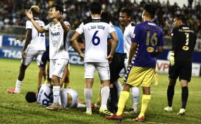 HLV Chu Đình Nghiêm: 'Cầu thủ HAGL cố tình ăn vạ, bị thẻ vàng là đúng' HLV Chu Đình Nghiêm: 'Cầu thủ HAGL cố tình ăn vạ, bị thẻ vàng là đúng'