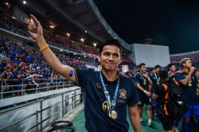 Muangthong mời Kiatisak về làm thầy Đặng Văn Lâm Muangthong mời Kiatisak về làm thầy Đặng Văn Lâm