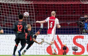 Chật vật giữ sạch mành lưới trước Ajax, Milner hết lời ca ngợi 'kẻ đóng thế bất đắc dĩ' Van Dijk Chật vật giữ sạch mành lưới trước Ajax, Milner hết lời ca ngợi 'kẻ đóng thế bất đắc dĩ' Van Dijk