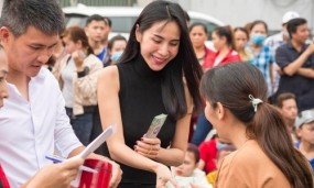 Bất chấp cơn bão số 9 gần kề, Công Vinh vẫn sát cánh cùng Thuỷ Tiên đi cứu trợ miền Trung đợt 2 Bất chấp cơn bão số 9 gần kề, Công Vinh vẫn sát cánh cùng Thuỷ Tiên đi cứu trợ miền Trung đợt 2