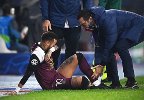 Neymar khóc lóc, tập tễnh rời sân sớm vì lại dính chấn thương Neymar khóc lóc, tập tễnh rời sân sớm vì lại dính chấn thương