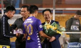 VIDEO: Quang Hải bỏ về sớm sau trận hoà Viettel, mặc cả đội chúc mừng sinh nhật bầu Hiển VIDEO: Quang Hải bỏ về sớm sau trận hoà Viettel, mặc cả đội chúc mừng sinh nhật bầu Hiển