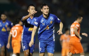 Cuộc đua trụ hạng: Chủ tịch Quảng Nam thành thật về chuyện dùng tiền để mua chuộc SLNA Cuộc đua trụ hạng: Chủ tịch Quảng Nam thành thật về chuyện dùng tiền để mua chuộc SLNA