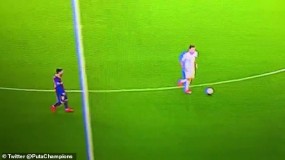 VIDEO: HLV Koeman có phát biểu khó tin khi Messi bị chửi vì thản nhiên đi bộ mặc đối thủ lừa bóng qua mặt VIDEO: HLV Koeman có phát biểu khó tin khi Messi bị chửi vì thản nhiên đi bộ mặc đối thủ lừa bóng qua mặt