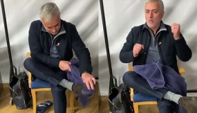 VIDEO: 'Hot Instagramer' Jose Mourinho tấu hài khi vừa lau giày vừa nhảy nghộ nghĩnh VIDEO: 'Hot Instagramer' Jose Mourinho tấu hài khi vừa lau giày vừa nhảy nghộ nghĩnh